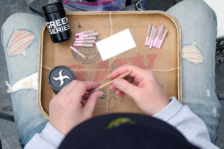 Un joven se prepara un porro de marihuana en Washington DC el pasado 20 de abril, considerado día del consumo de marihuana.