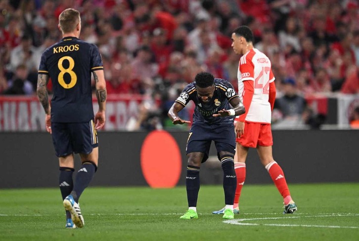 El goleador Vinícius agradece a su manera el pase en profundidad de Toni Kroos.