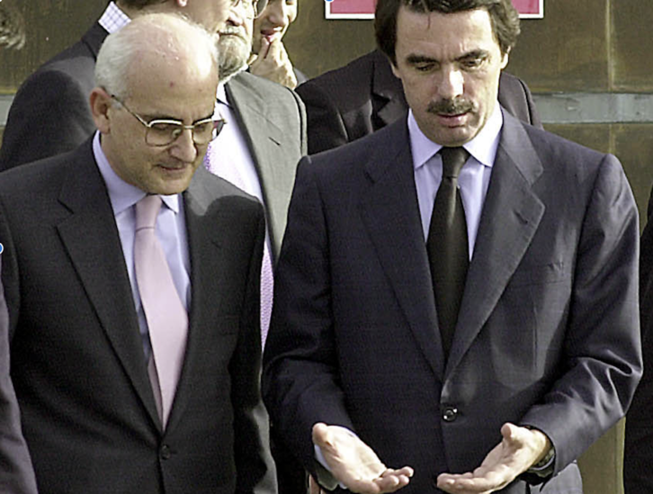 Aznar, acompañado por Javier Zarzalejos, secretario general de la Presidencia del Gobierno y uno de sus tres enviados a hablar con ETA. La foto es de enero de 2001.
