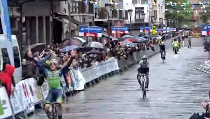 Daniel Cavia celebra su victoria por delante de Jan Castellón y Álvaro Sagrado.