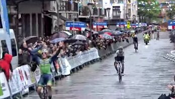 Daniel Cavia celebra su victoria por delante de Jan Castellón y Álvaro Sagrado.