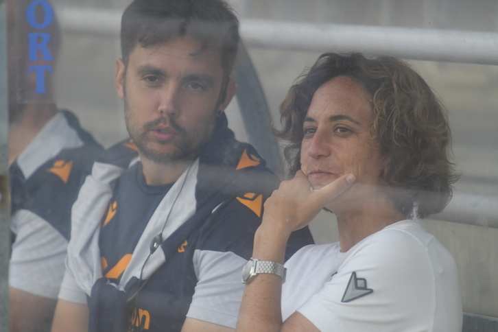 Natalia Arroyo, sentada en el banquillo de Zubieta durante un partido liguero frente al Levante.