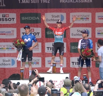 Álex Aranburu, en el podio con Maxim van Gils y Riley Sheehan.