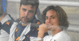 Una sonriente Natalia Arroyo, en el banquillo de Zubieta antes de un partido contra el Levante.
