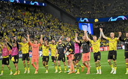 Los jugadores del Dortmund celebran con sus aficionados el triunfo ante el PSG.