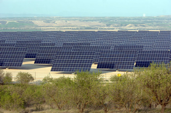 Imagen de archivo de un parque fotovoltaico en Nafarroa.
