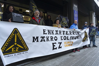 Concentración contra este proyecto de central eóConcentración en diciembre pasado contra este proyecto ante la delegación de Industria, en Bilbo.