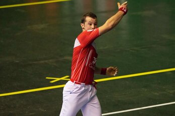 Aitor Elordik ez du erabat bere esku gerriko gorria defendatzea.