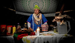 Claudino Perez sendagilea aiahuaska sendagaiarekin beraien errituala egiten, kartzela zigorra bete ostean.