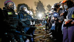 Estudiantes forman un cordón para resistir la carga policial en la UCLA, en Los Angeles.