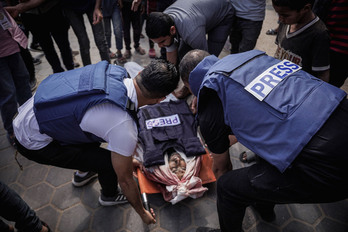 Colegas del periodistas Salem Abu Tayour llevan su cadáver en Deri al-Balah. 