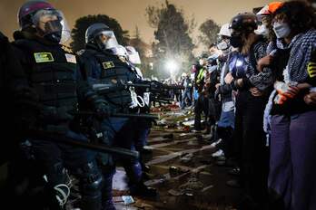  Estudiantes forman un cordón para resistir la carga policial en la UCLA, en Los Angeles.