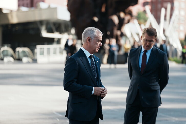 Urkullu y Feijóo conversan antes de un acto empresarial en octubre del año pasado en Bilbo.