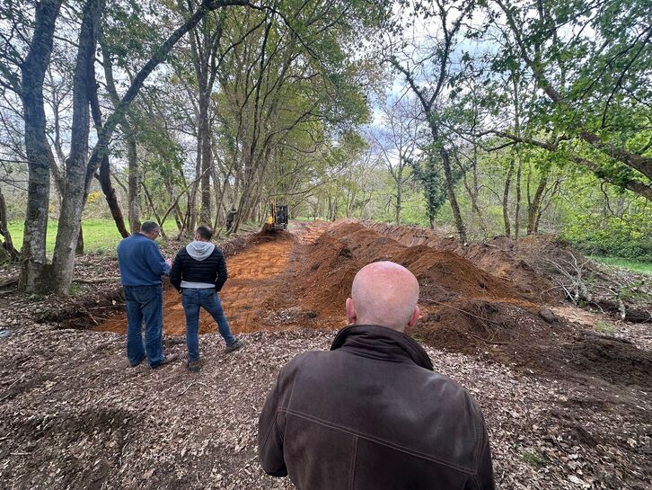 A la derecha, Eneko Etxeberria, hermano de ‘Naparra’, presencia las labores de excavación. 