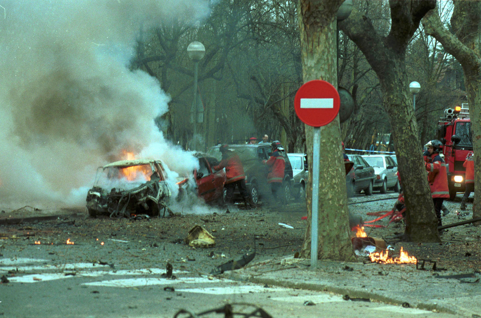 Imagen tras la explosión del coche-bomba que acabó con la vida de Fernando Buesa y su escolta, Jorge Díez, en Gasteiz. (E.OTXOA I FOKU)