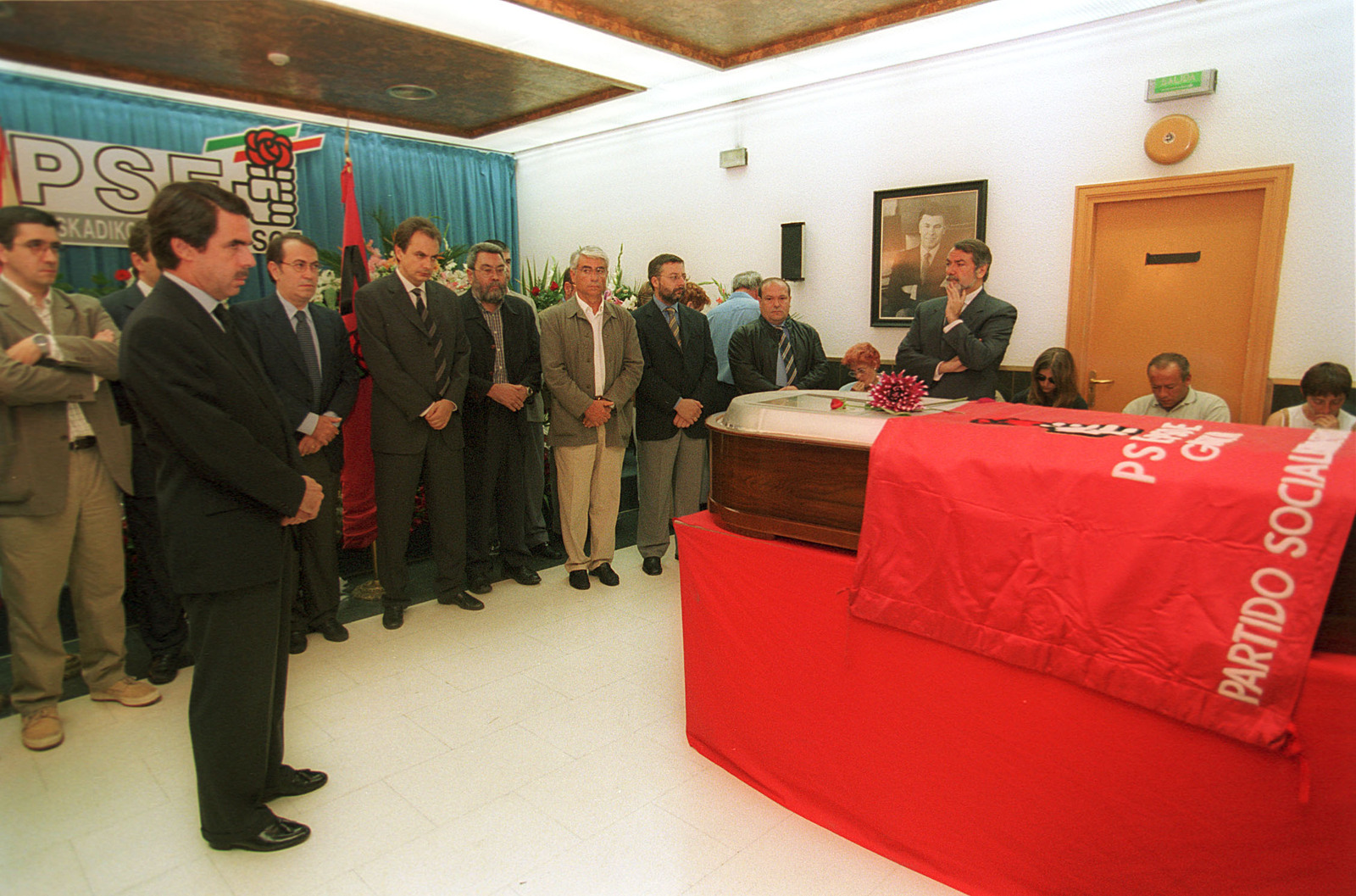 Representantes gubernamentales, políticos y sindicales en la capilla ardiente de Juan María Jauregi. (Juan Carlos RUIZ I FOKU)