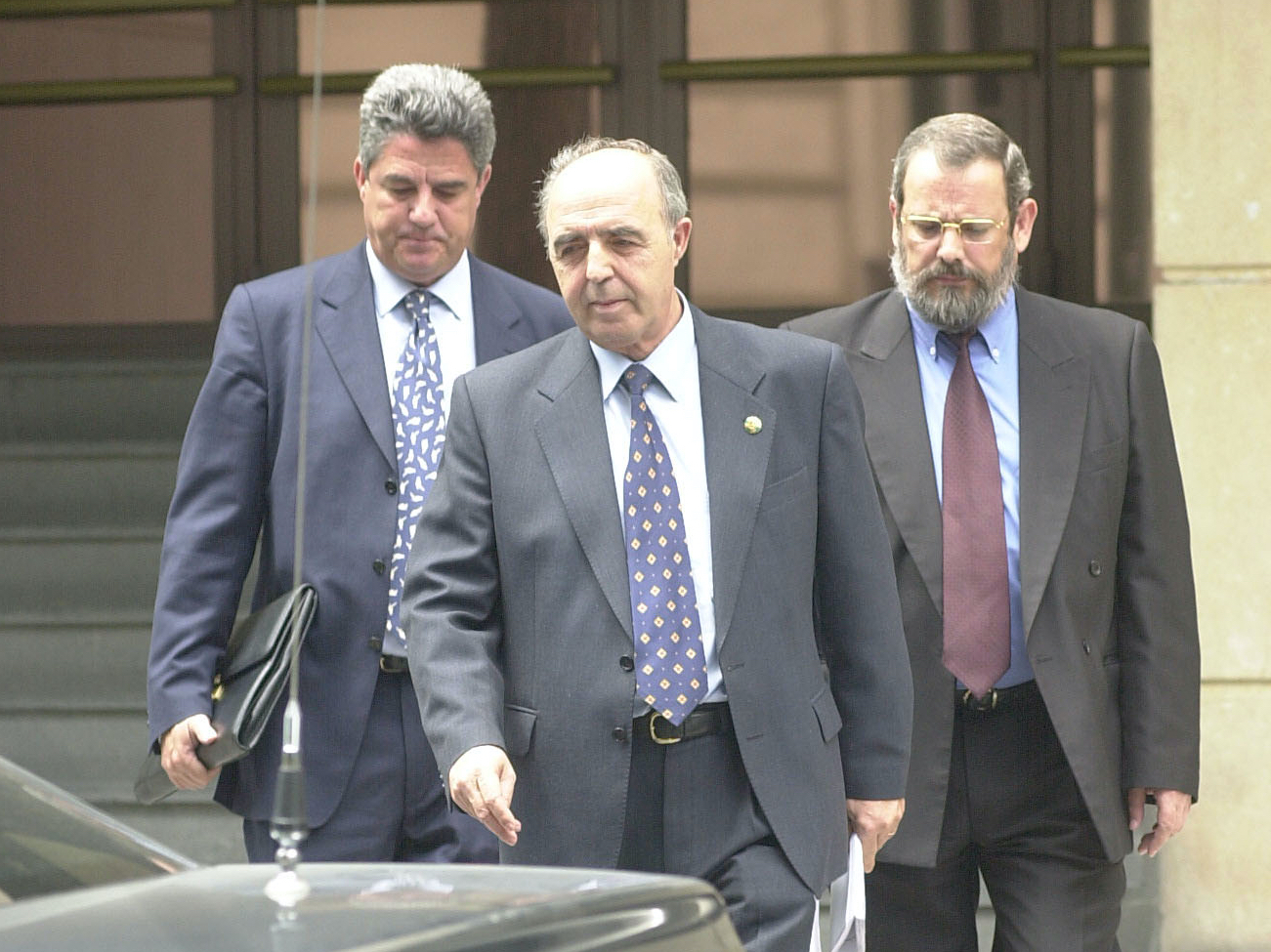 El ya general de la Guardia Civil Enrique Rodríguez Galindo y el comandante Ángel Vaquero (dcha.), a la salida de una de las sesiones del juicio por el secuestro y muerte de Lasa y Zabala en la Audiencia Nacional de Madrid. (Andoni CANELLADA I FOKU)