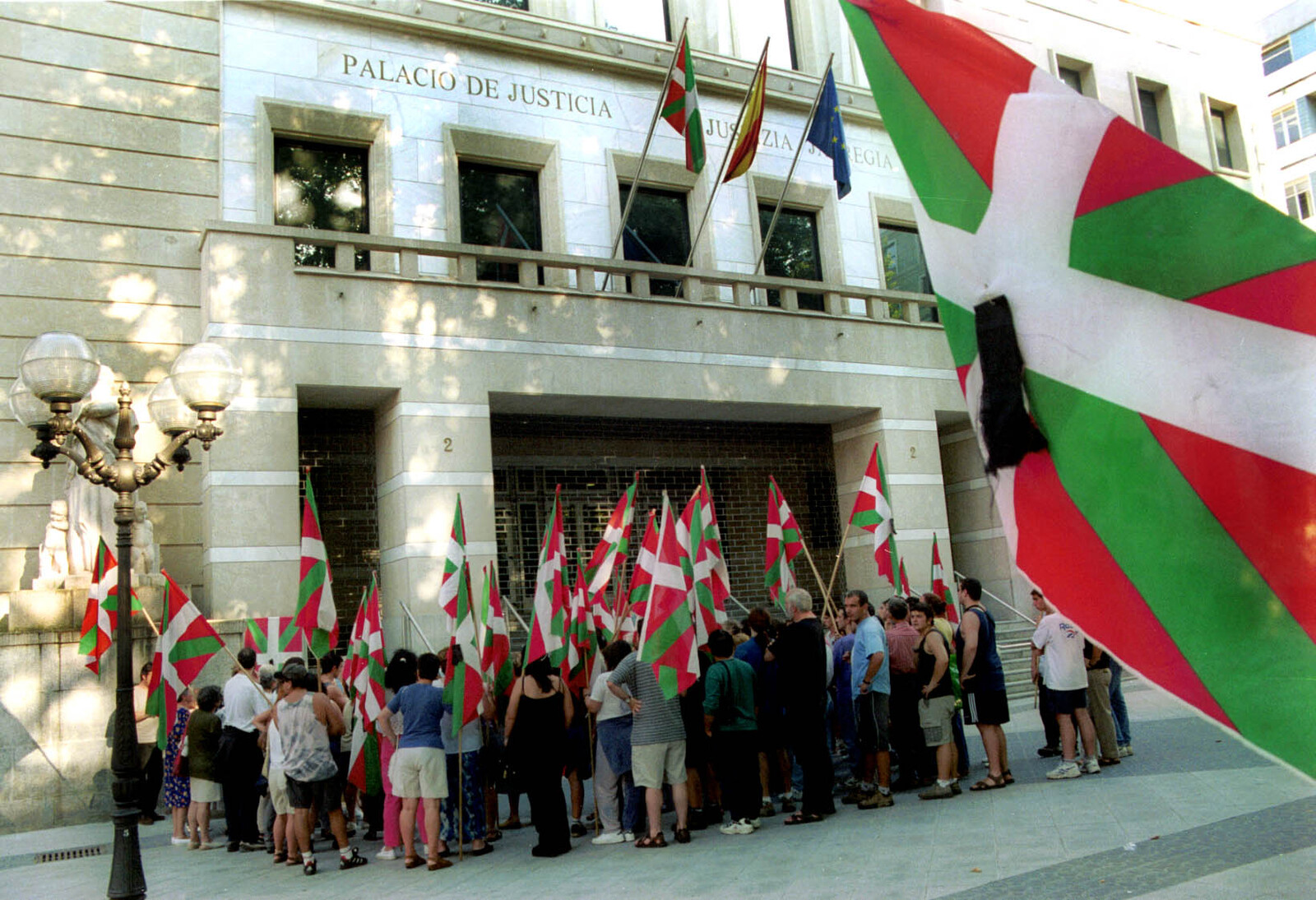 Concentración ante los Juzgados de Bilbo tras el fallecimiento de los cuatro militantes de ETA fallecidos en Bolueta. (Marisol RAMÍREZ I FOKU)