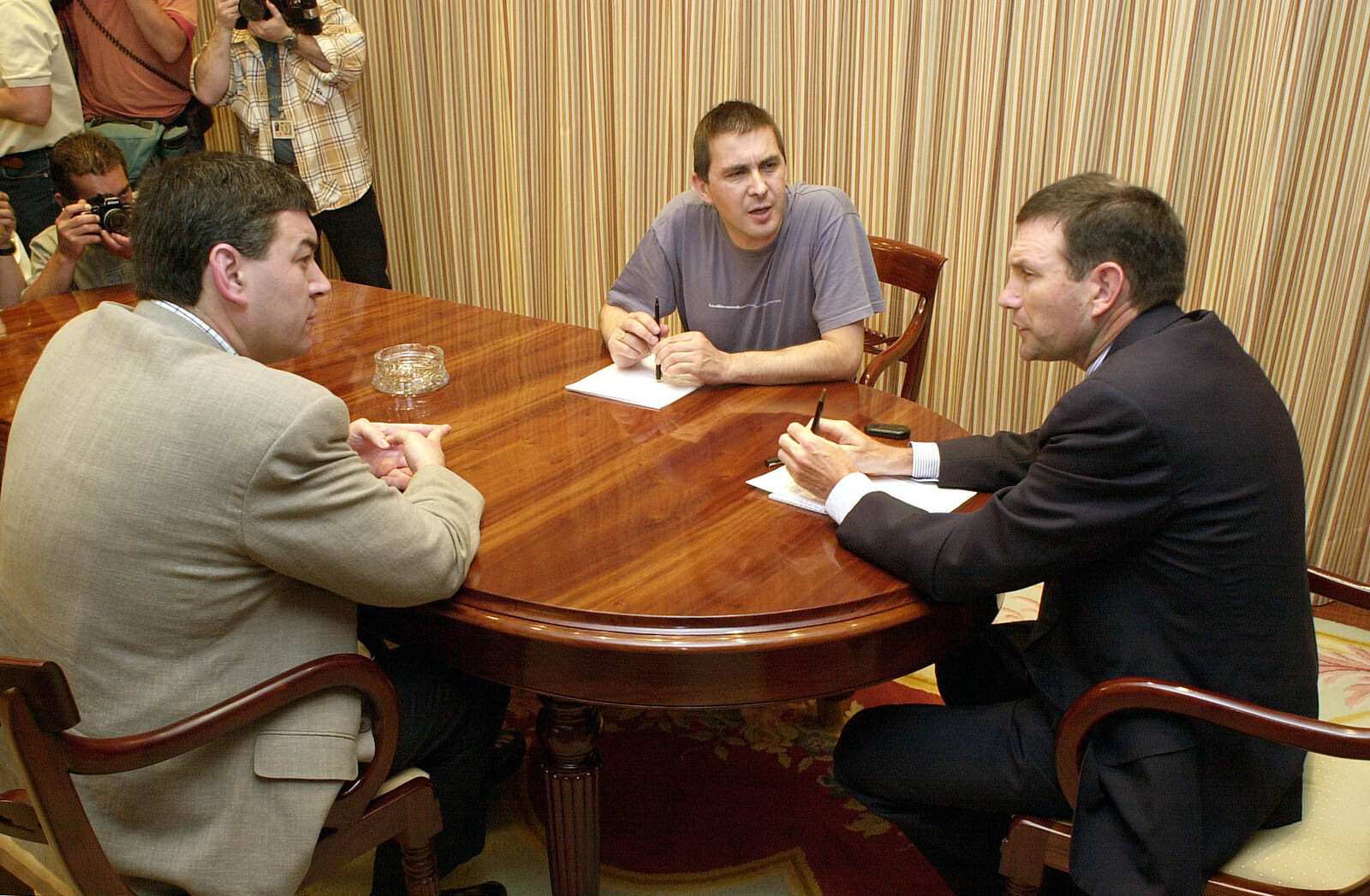 El lehendakari Juan José Ibarretxe, en una ronda de conversaciones con los parlamentarios de EH Arnaldo Otegi y Kepa Gordejuela. (Jon HERNAEZ I FOKU)