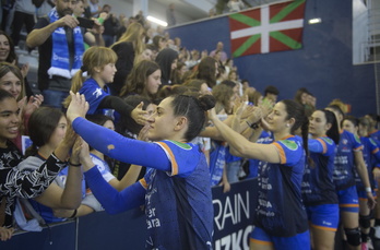Esther Arrojeria eta, atzean, Alba Menendez, zaleak agurtzen.