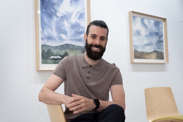 Hasier Moreno, ‘Pausa bat, hamaika paisaia’ erakusketako artelanekin, Iruñean.