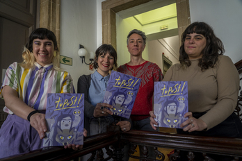 Tupust! kolektiboko kideak komiki bilduma aurkezten.