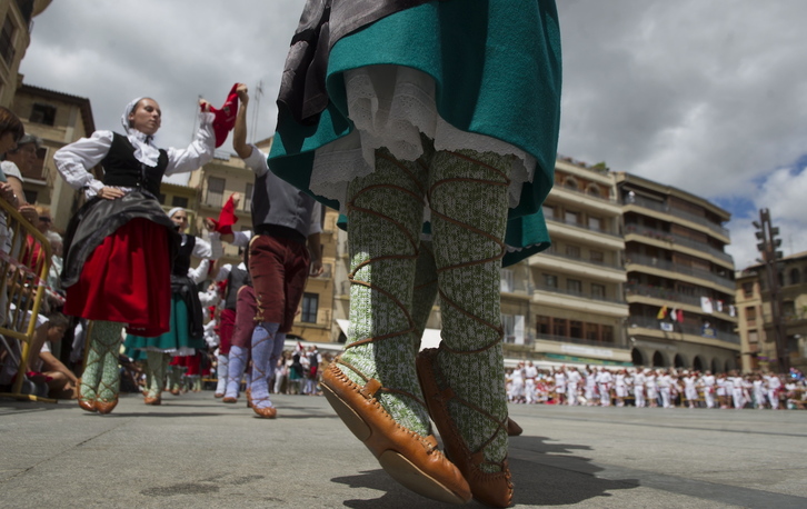 Euskal dantzak, artxiboko irudian.