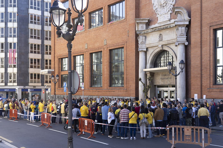 Concentración de trabajadores de Correos en Bilbo el pasado abril.