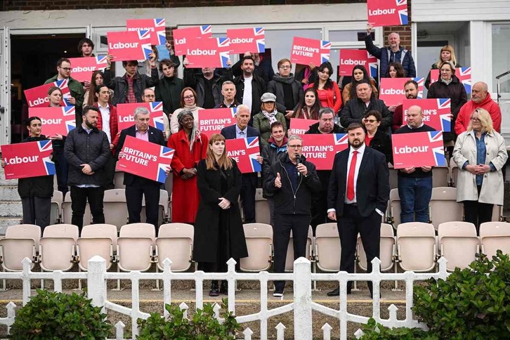 El líder laborista, Keir Starmer, junto al nuevo alcalde de Blackpool South, Chris Webb, y compañeros de partido, en la valoración de resultados.