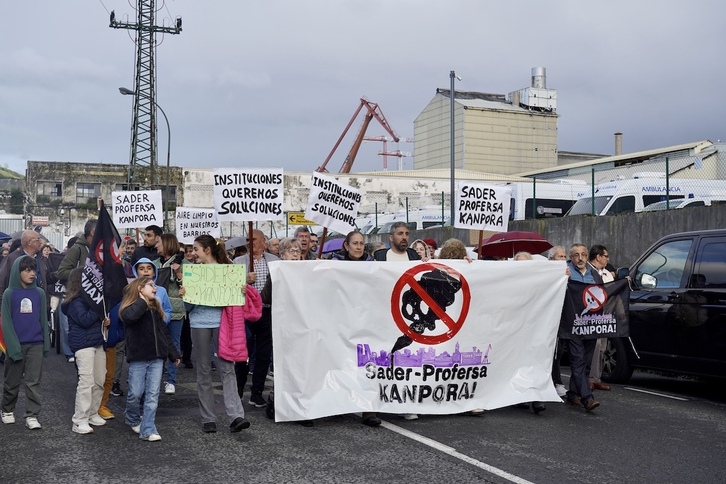 Cabeza de la manifestación vecinal que exigió el traslado de Sader y Profersa fuera de Bilbo.