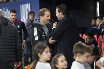 Arrasate se saluda con el técnico del Valencia, Rubén Baraja, en el último duelo liguero jugado en El Sadar.
