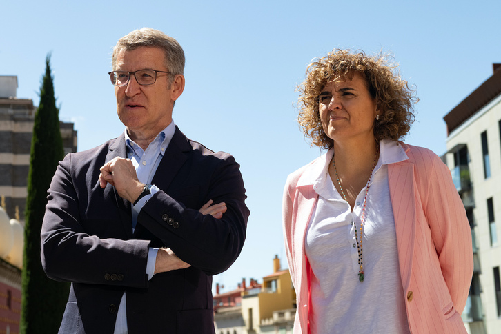 Montserrat junto al líder del PP, Núñez Feijóo, este viernes en Figueres.