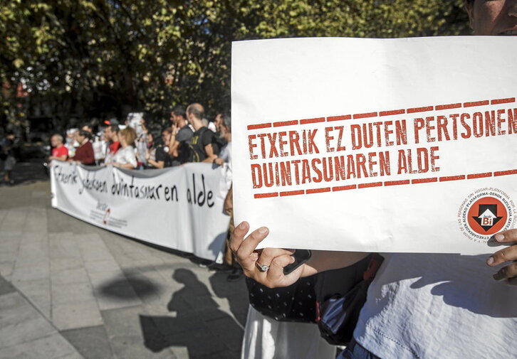 Imagen de una concentración de la plataforma BesteBi por la inclusión residencal y la erradicación del sinhogarimo.