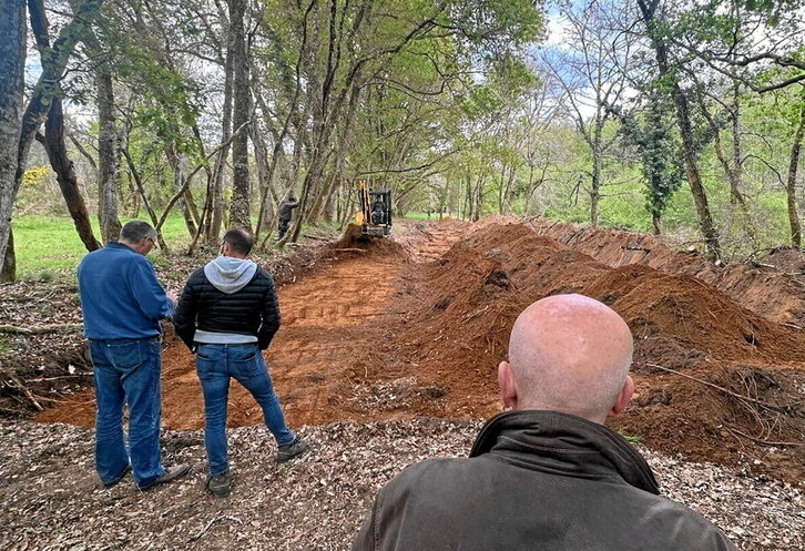 El hermano de «Naparra», a la derecha, pudo seguir «in situ» las labores de búsqueda.
