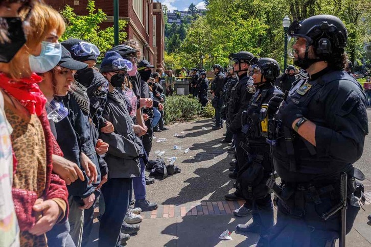 Manifestantes propalestinos, frente a un cordón policial, tras ser expulsados de la bibiloteca de la Universidad de Portland, en Oregon.
