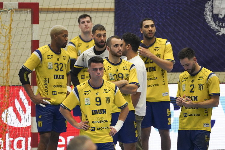 Los jugadores del Bidasoa Irun, cabizbajos en un encuentro anterior.