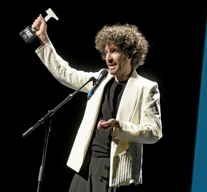 Iván Miñambres posa con el galardón.