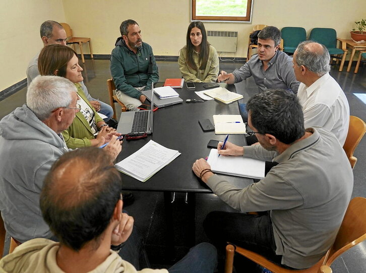 Reunión entre responsables municipales de Usansolo y Galdakao.