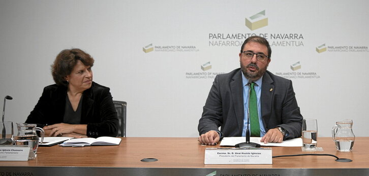 Asunción de la Iglesia, junto al presidente del Parlamento, Unai Hualde, en un acto del Legislativo.