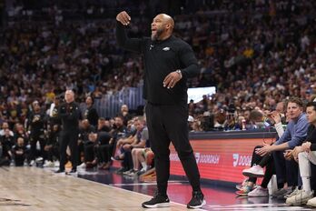 Darvin Ham da indicaciones en el banquillo de los Lakers en su ronda de play-offs contra Denver.