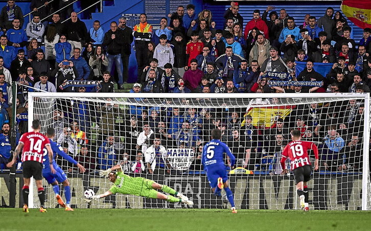 Unai Simón echó el cerrojo a su portería y le detuvo un penalti a Greenwood.
