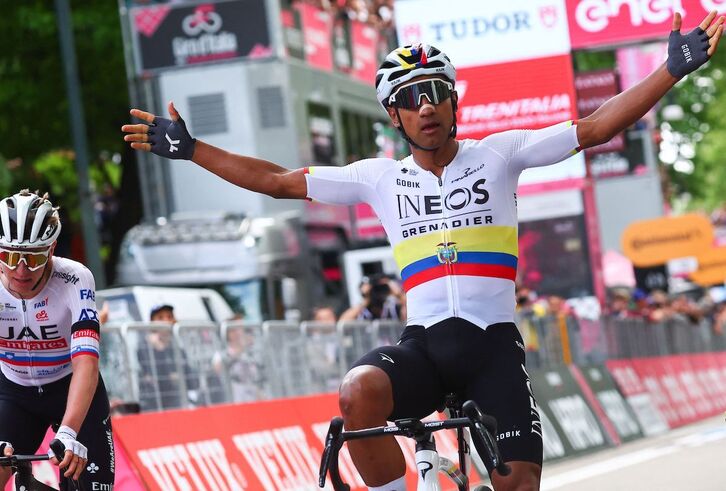 Jhonatan Narváez, campeón de Ecuador, ha podido aguantar a Pogacar y superarlo al sprint.
