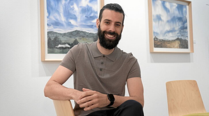 Hasier Moreno, «Pausa bat, hamaika paisaia» erakusketako artelanekin, Iruñean.