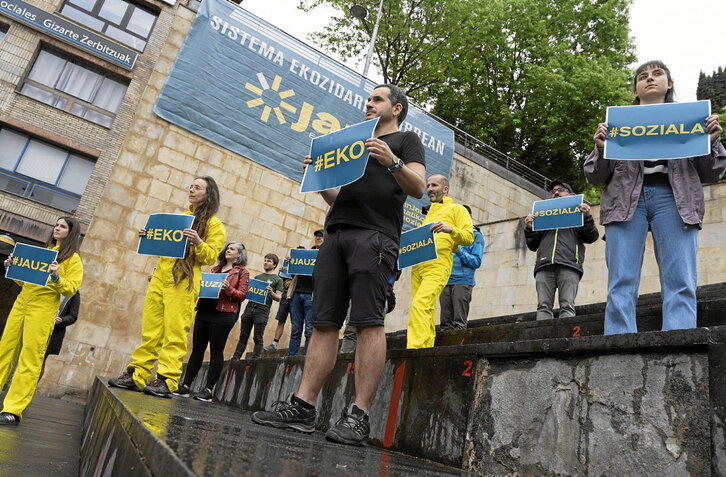 Jauzi Ekosoziala aurkeztu zuten, atzo, Eibarko Untzaga plazan.