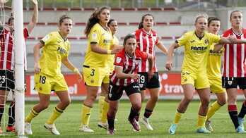 Jugadoras de Athletic y Villarreal aguardan el balón en el área castellonense.