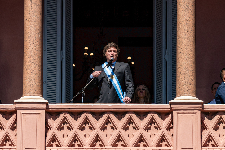 El presidente argentino, Javier Milei, en el balcón de la Casa Rosada.