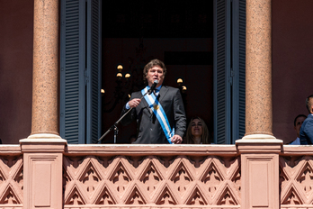 El presidente argentino, Javier Milei, en el balcón de la Casa Rosada.