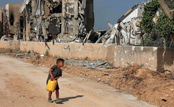 Haur palestinarra, ur bidoia eramaten, Beit Lahian, Gazako iparraldean.