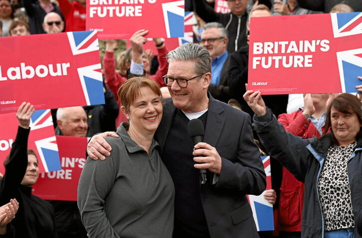 Keir Starmer, líder laborista, felicita a una de las protagonistas de su victoria en las locales, Claire Ward.