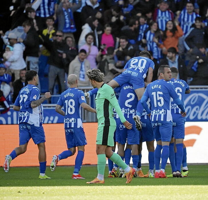 Alaveseko jokalariak, gola ospatzen.